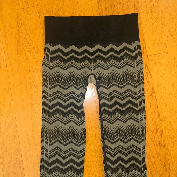 Lululemon Athletica Army Green and Black Chevron Print Leggings Size 8 - Picture 3 of 5